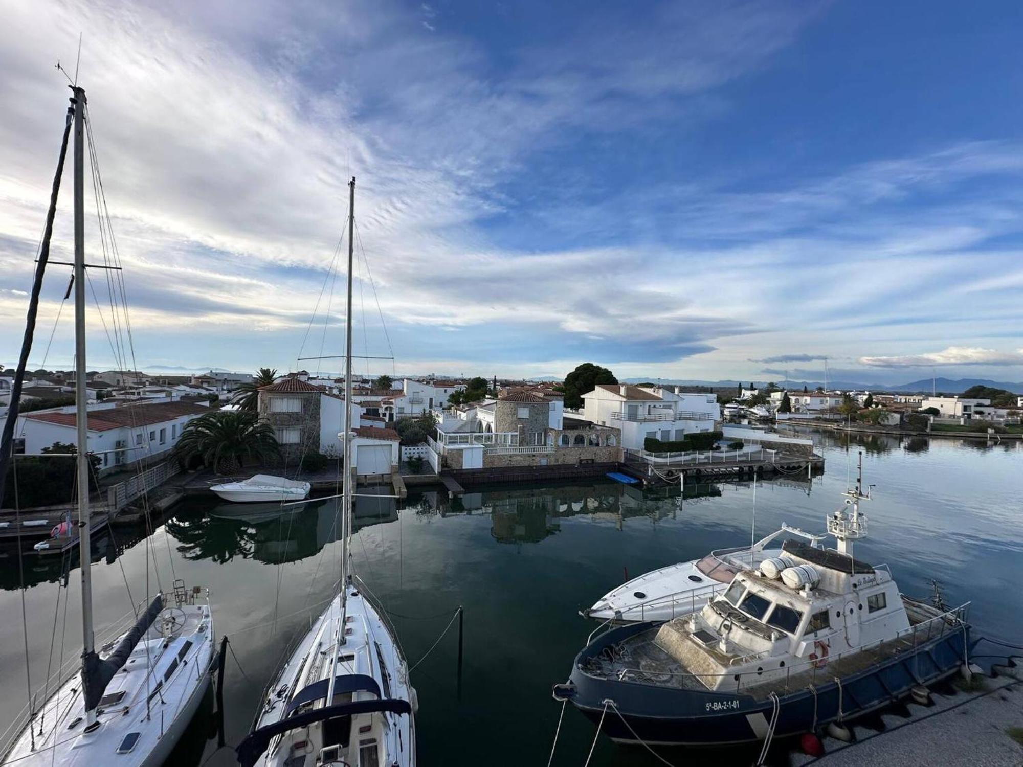 Apartamento En Roses Con Vistas Al Canal Y Piscina Exterior photo