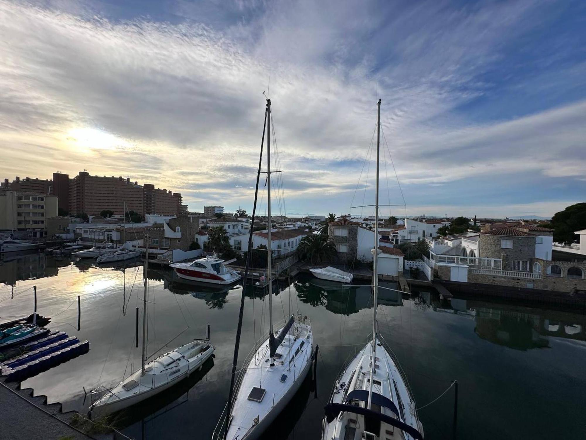 Apartamento En Roses Con Vistas Al Canal Y Piscina Exterior photo